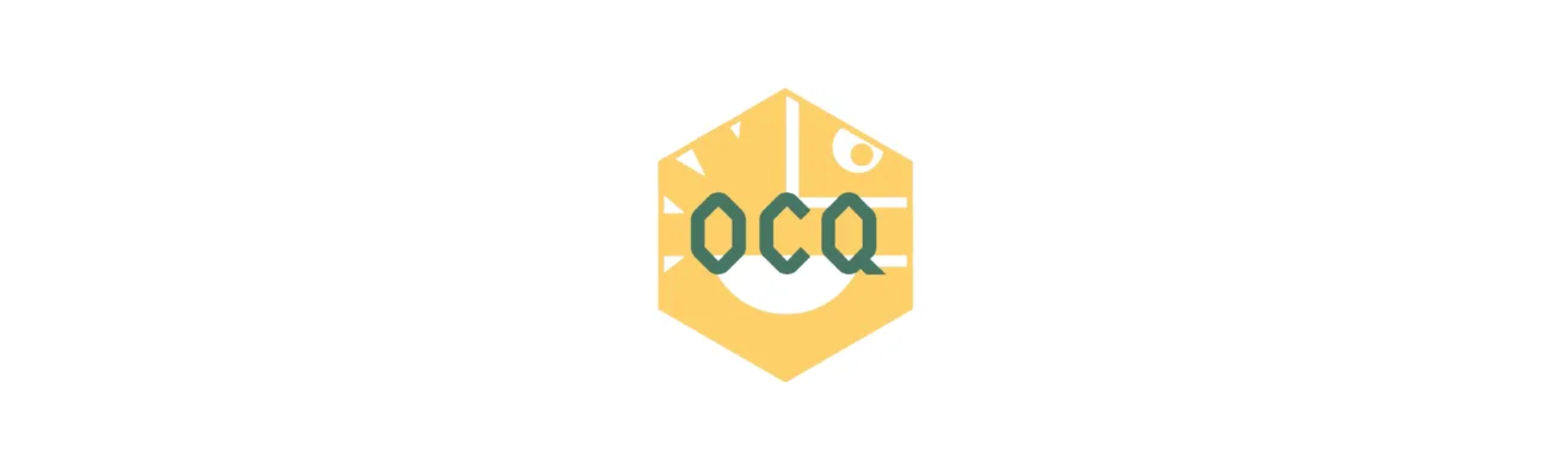 Logotipo hexagonal da OCQ, com a sigla em verde sobre um fundo amarelo claro e um rosto de peixe.